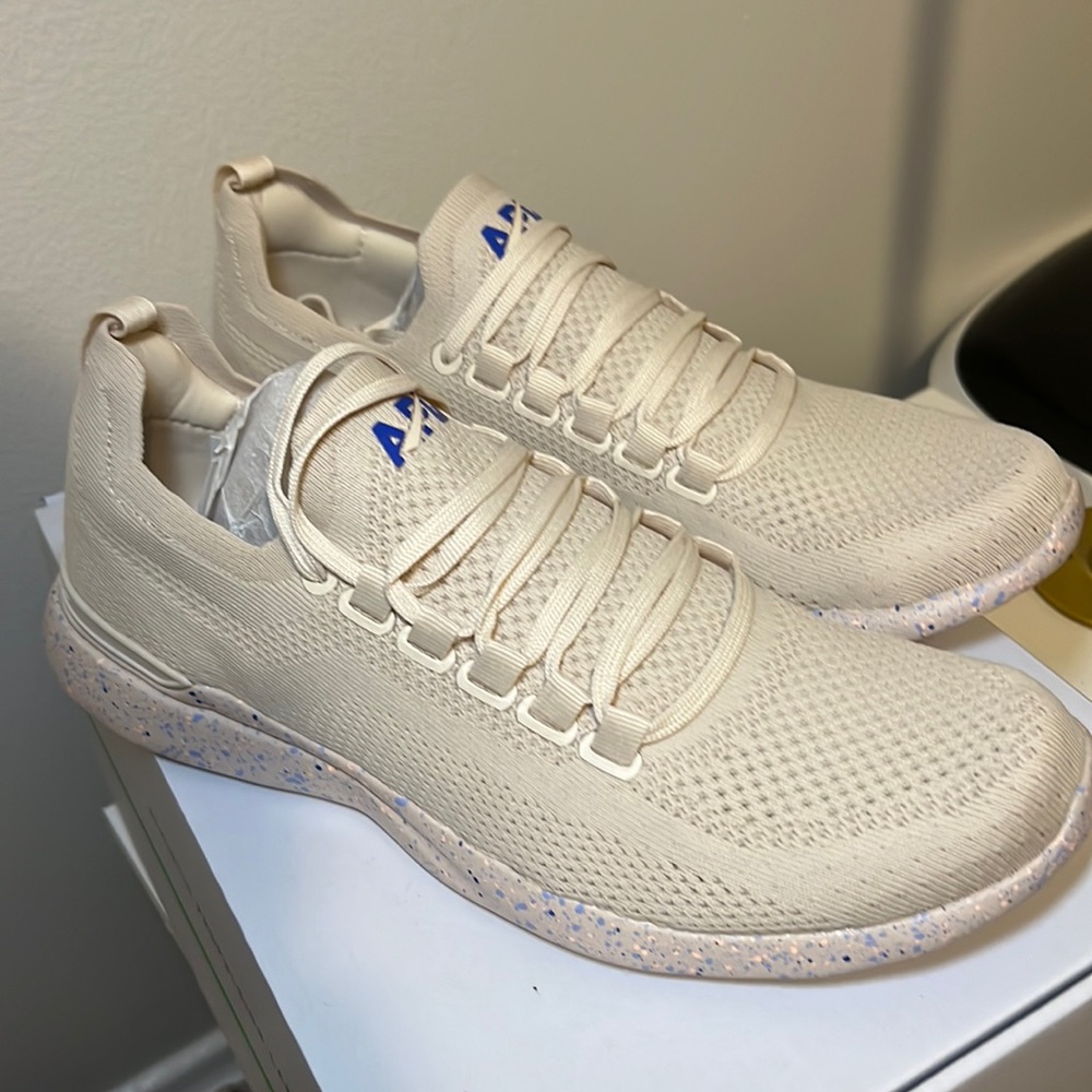 APL Techloom Breeze in Beach/Cobalt/Speckle size 8.5